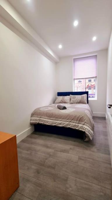 2 Bed Cosy Flat Close To Bus & Tube Station London Exterior foto
