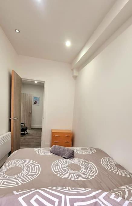 2 Bed Cosy Flat Close To Bus & Tube Station London Exterior foto