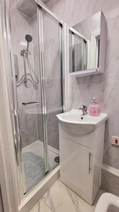 2 Bed Cosy Flat Close To Bus & Tube Station London Exterior foto