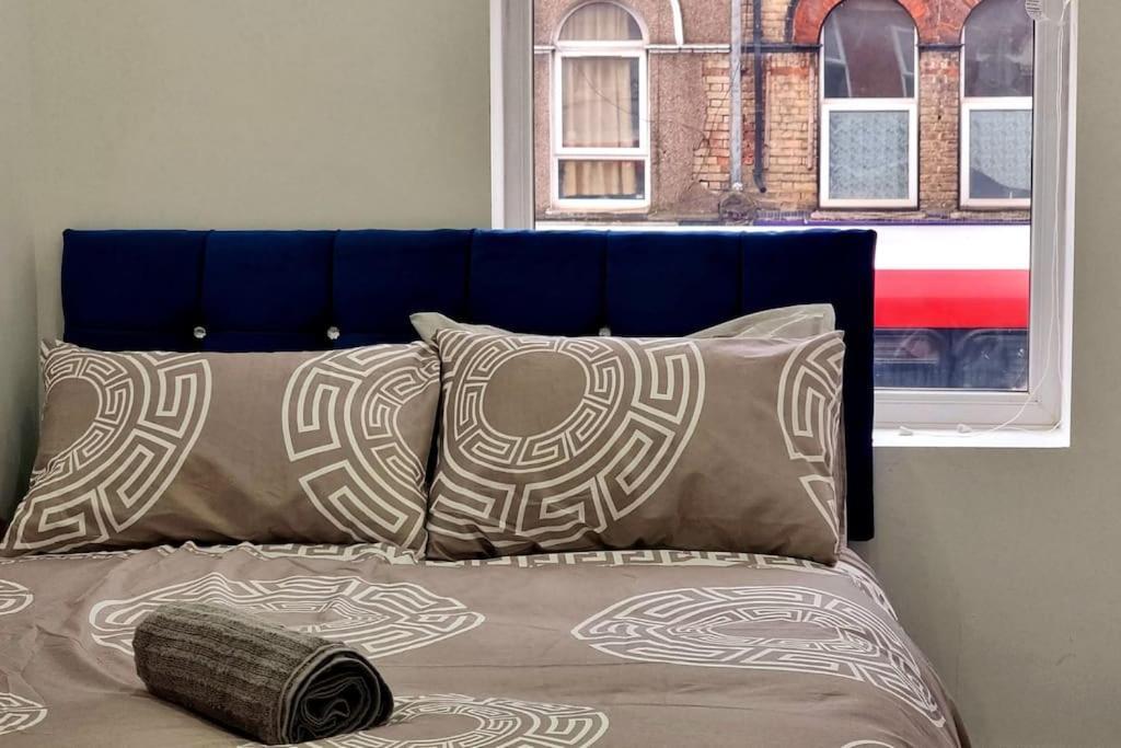 2 Bed Cosy Flat Close To Bus & Tube Station London Exterior foto