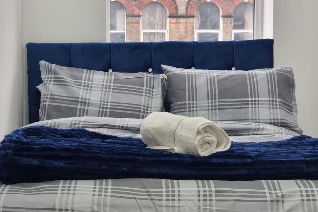 2 Bed Cosy Flat Close To Bus & Tube Station London Exterior foto